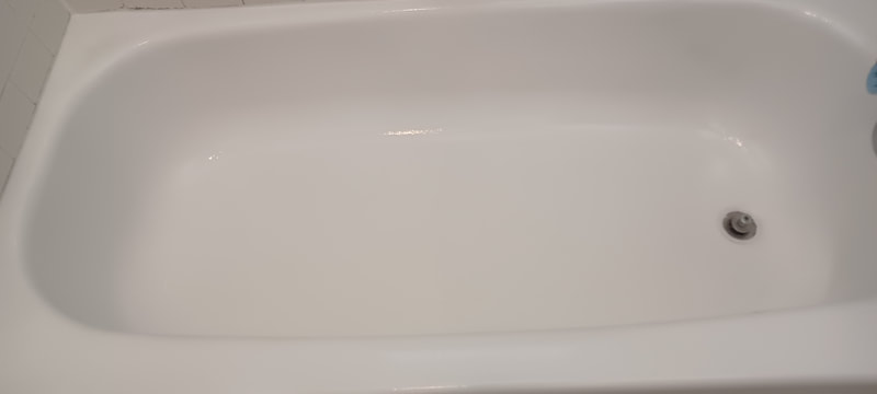 After repairs Dallas bathtub refinishing services applied 100% polyester fluoropolymer coating to the bathtub refinishing this bathtub is glossy white and chemically welded the surface on with silane coupling agent. 20 year life expectancy. Slip resistant tub floor and recaulking was also applied.